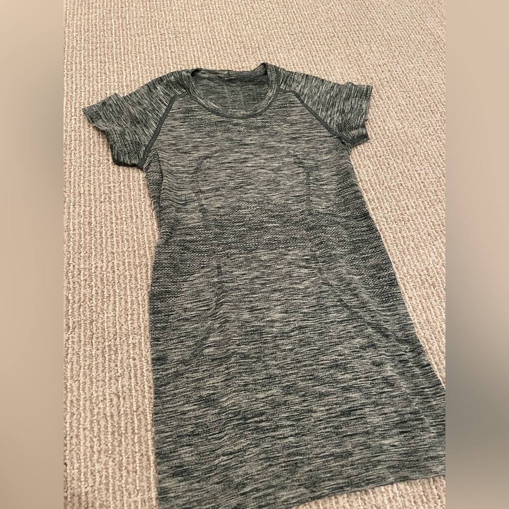 Green etch lululemon tee shirt size 2